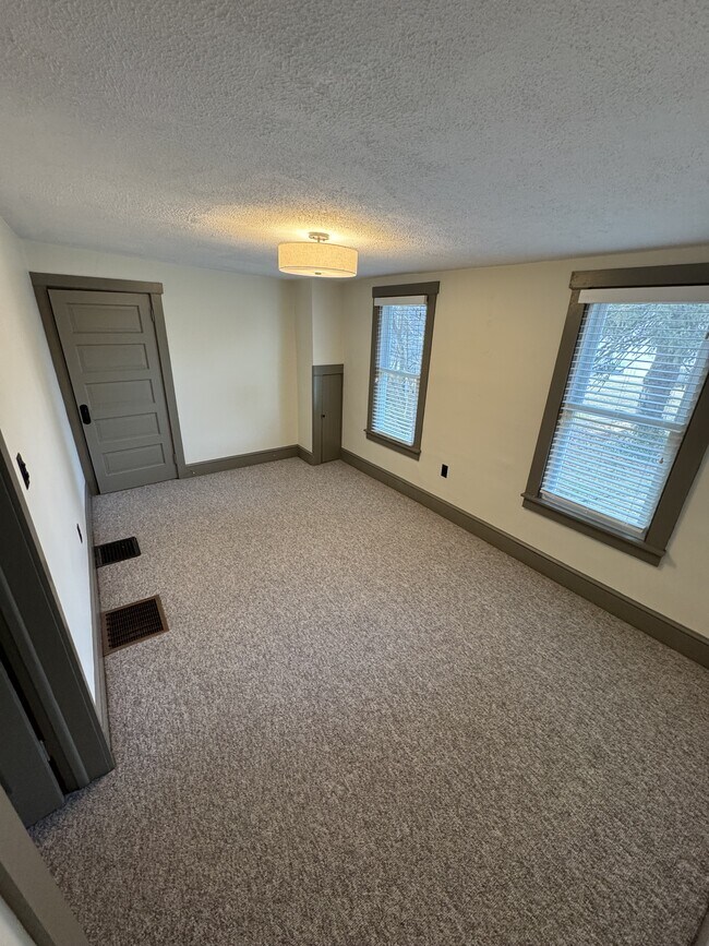 Building Photo - 134 N Cedar St
