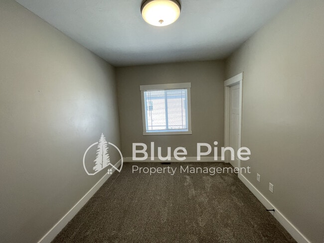 Building Photo - 700 S Saturn Ave