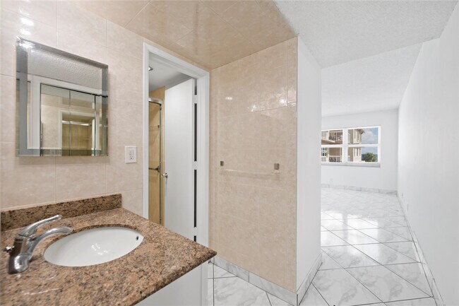 Building Photo - 1069 Hillsboro Mile