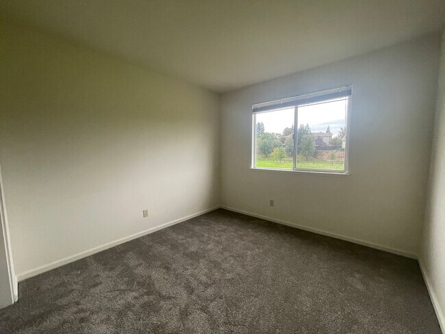 Building Photo - Broadstone neighborhood 4 bedroom home with pool!