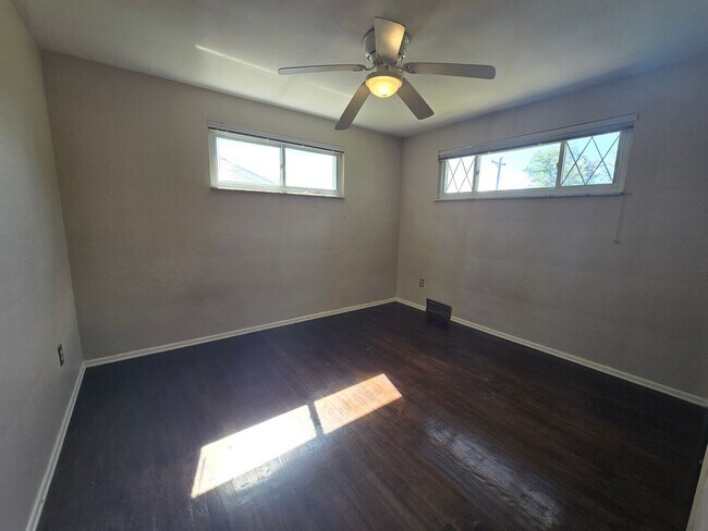 Building Photo - Beautiful 3 Bedroom Home - Garden City