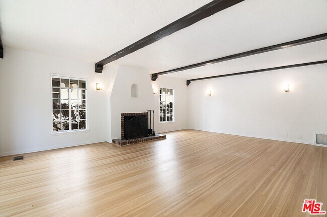 Building Photo - 342 N Orange Dr