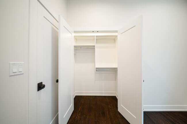 Building Photo - 406 E 50th Pl