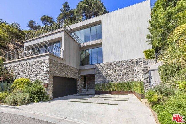 Building Photo - 2756 Westshire Dr