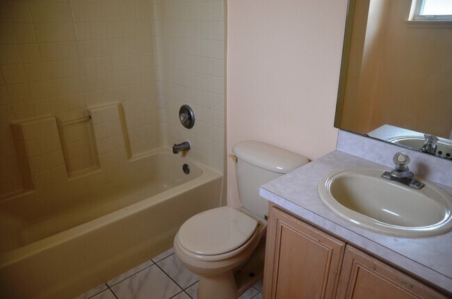 Building Photo - Cute 3/2 House with Laminate Flooring and 1-Car Garage (SE Orlando)