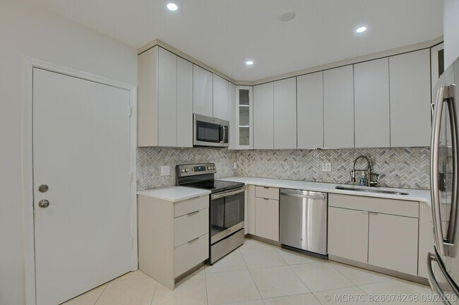 Building Photo - 23061 Aqua View