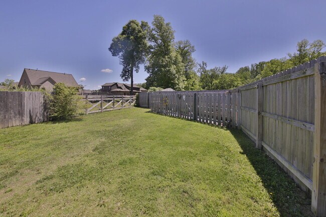 Building Photo - Luxurious 5 bedroom home in Atoka has it all!