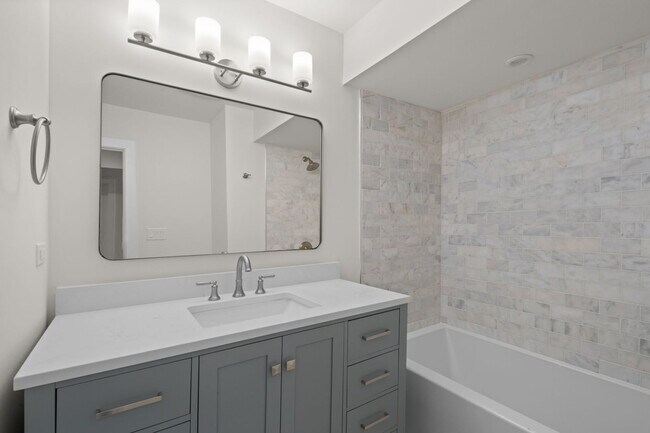 Building Photo - 1025 E 48th St