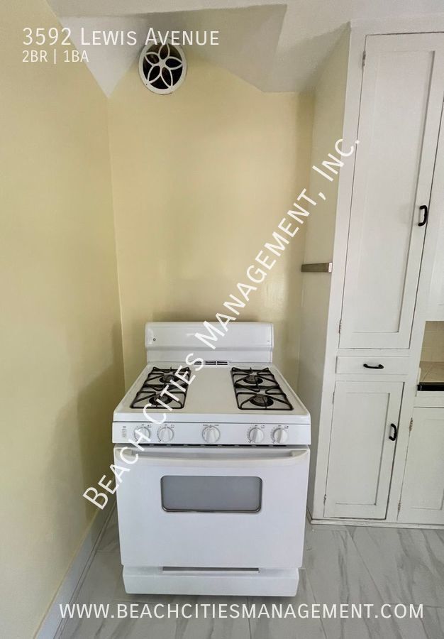 Building Photo - 3592 Lewis Ave