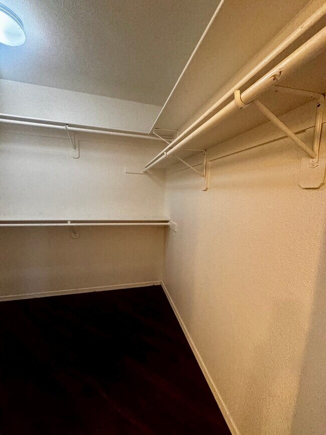 Building Photo - FOR RENT