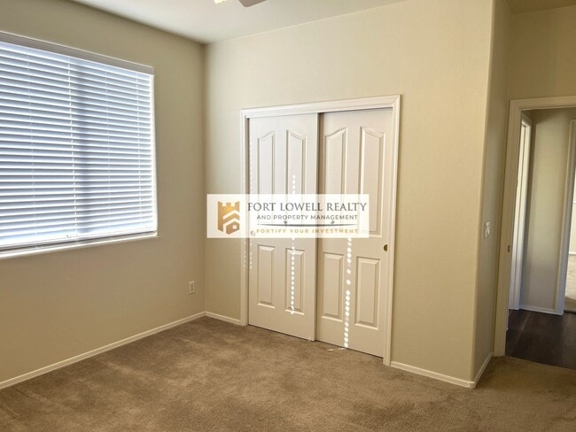 Building Photo - 3/2.5 2 car garage/washer/dryer/private yard