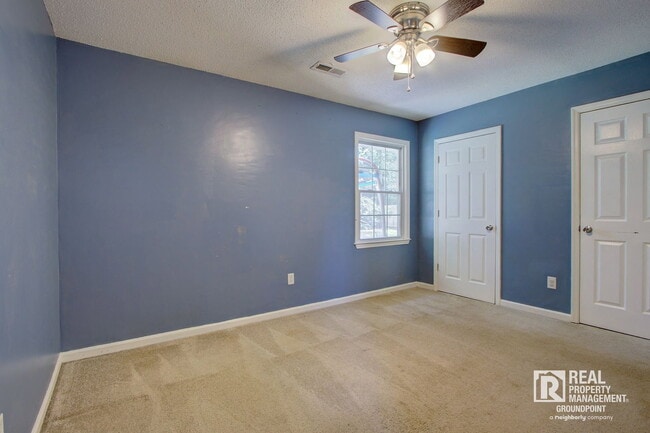Building Photo - 443 Robin Dr
