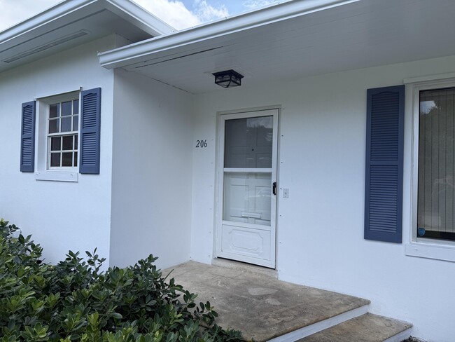 Building Photo - 206 Russlyn Dr