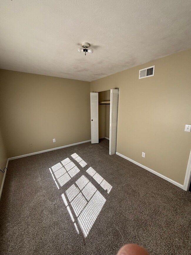 Building Photo - 1247 Kings Mountain Ct