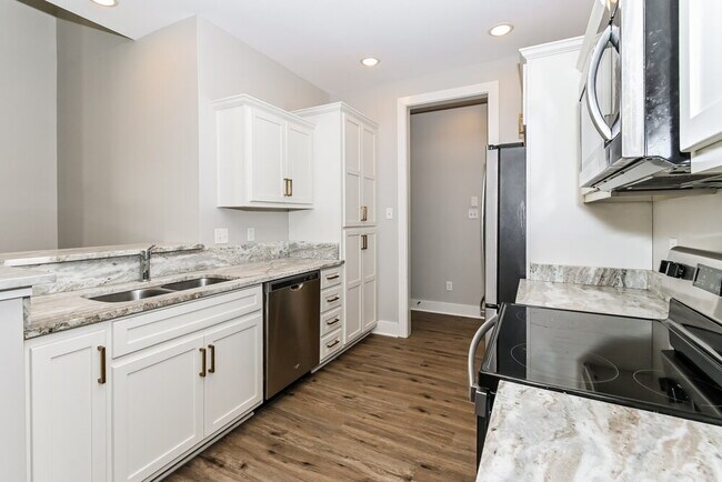 Building Photo - 2701 Maple Hill Dr