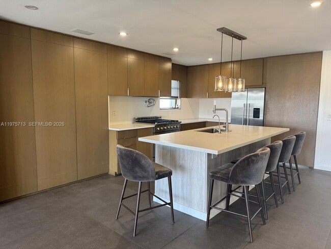 Building Photo - 747 N North Lake Dr