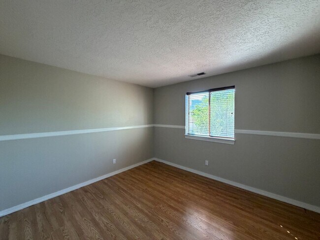 Building Photo - 6517 Glen Oak NE