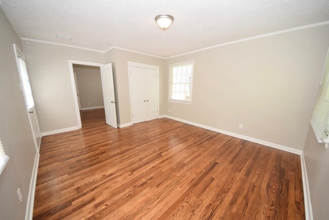 Building Photo - Charming updated 3 bed, 1 bath home near Midtown and Pink Palace.