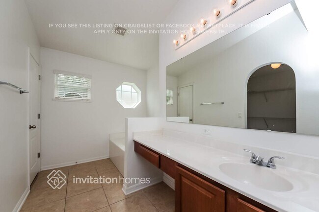 Building Photo - 5541 Silver Thistle Ln