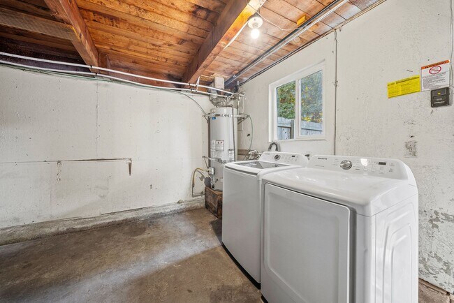 Building Photo - Bright & Beautiful 2BR Apartment Near Plea...