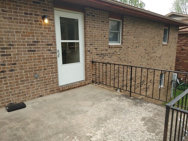 Building Photo - 611 Sycamore Cir