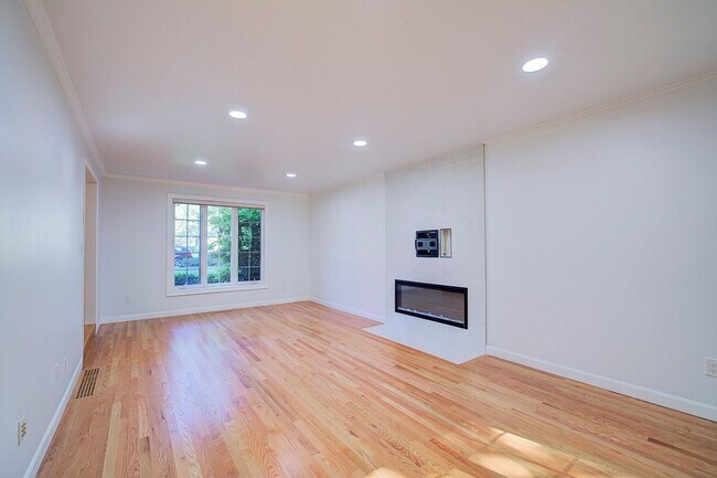 Building Photo - 4Bd/2.5Ba Mercer Island House