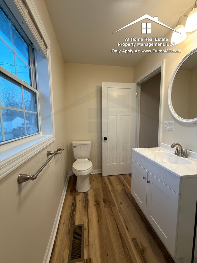 Building Photo - 703 W 7th St