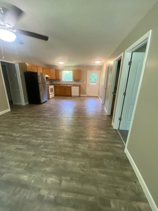 Building Photo - Now available 3 Bedroom 2 Bath Single Fami...