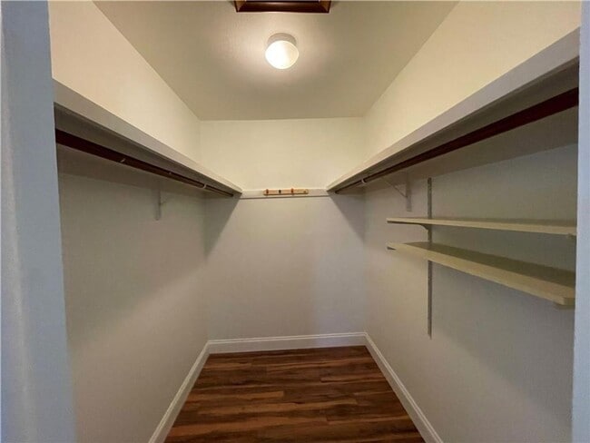 Building Photo - Gorgeous 3-Bed, 2.5-Bath Retreat Near Veterans Park