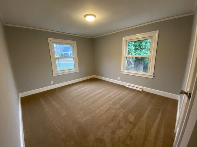 Building Photo - 3 Bedroom 1 bath in Burlington, COMING SOON!