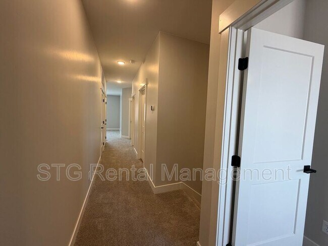 Building Photo - 577 E Hemsworth Ln