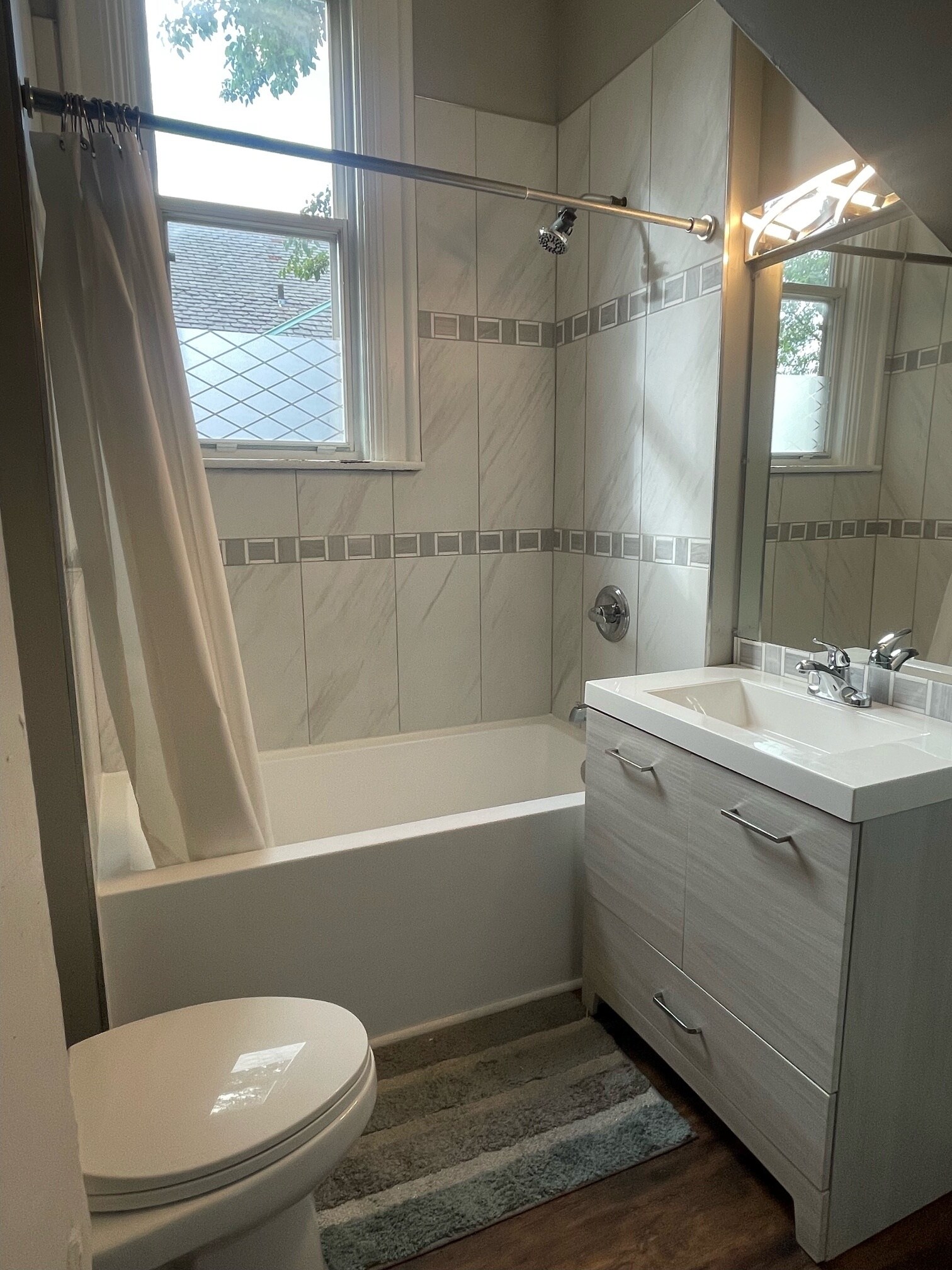 Bathroom - 845 Isabella St