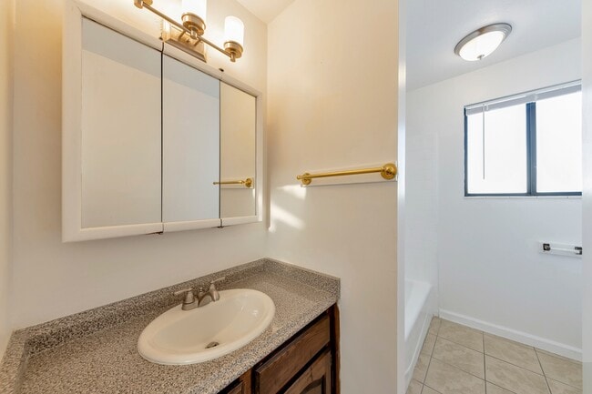 Building Photo - Enormous 4 Bed / 3 Bath Pet Friendly Home ...