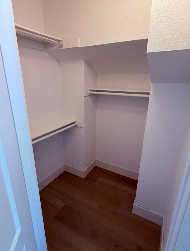 Building Photo - Updated 3BD/2.5BA 2-Story Townhouse in Pri...