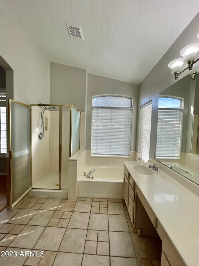 Building Photo - 4939 W Erie St