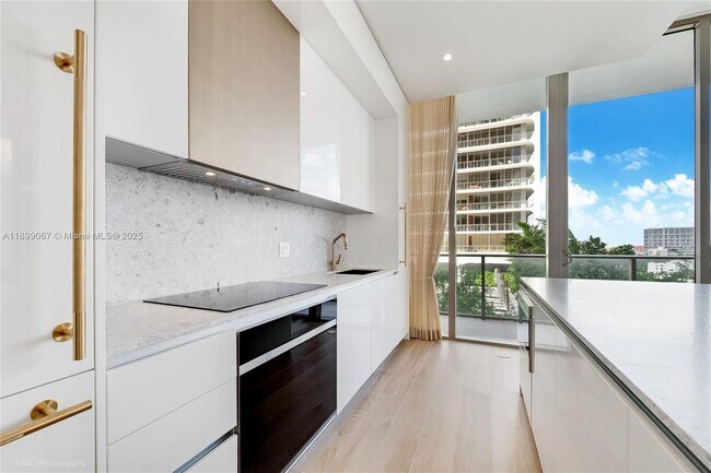 Building Photo - 2655 S Bayshore Dr