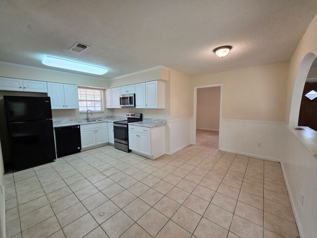 Building Photo - 5BR/2BA home with large family room
