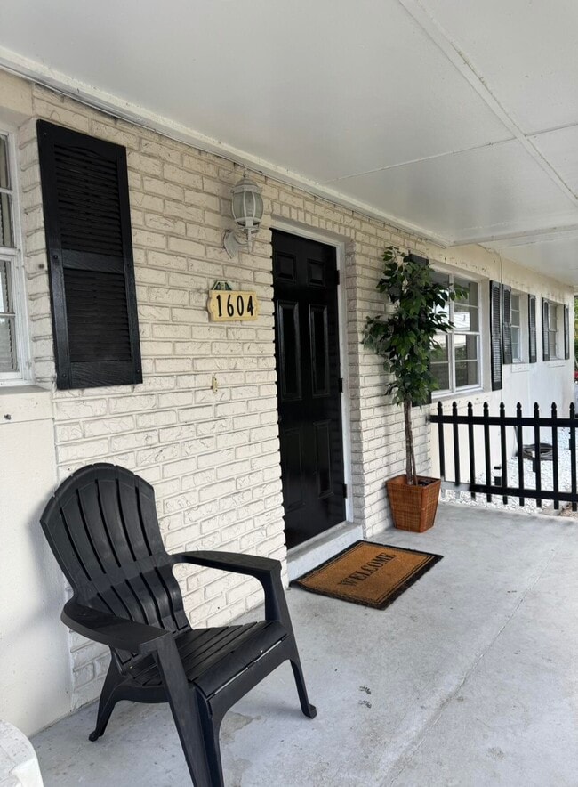 Building Photo - 1604 SE Apache Ave