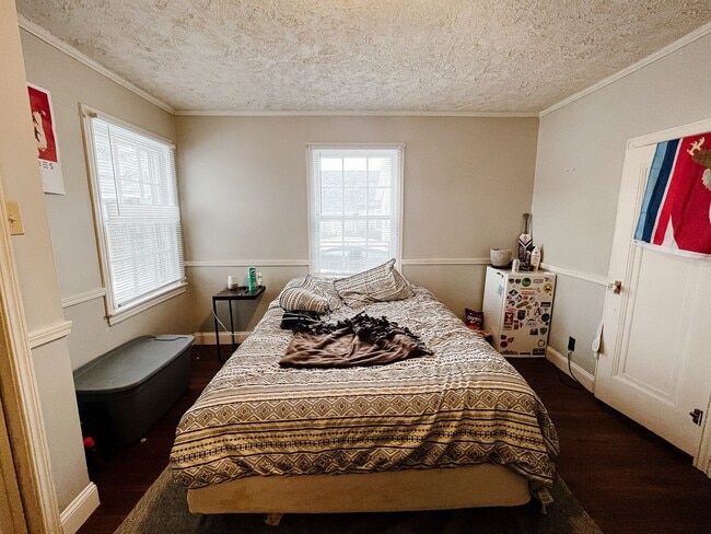 Building Photo - PRELEASING for AUGUST! Close to Campus