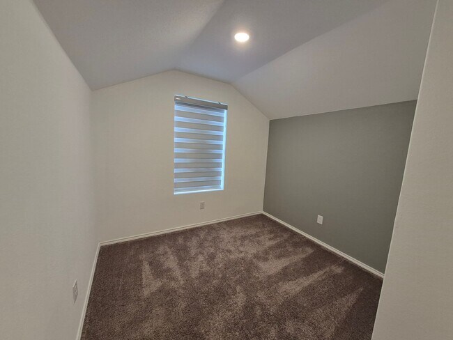 Building Photo - 6930 Elm Cv