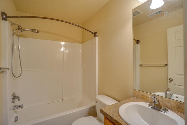 Building Photo - BEAUTIFUL THREE BEDROOM HOME IN FELIDA