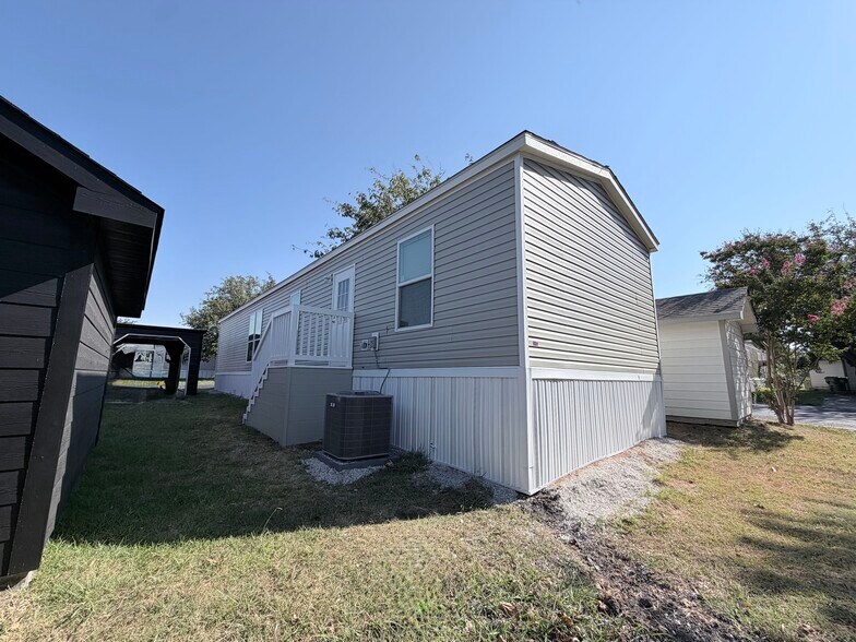 Building Photo - 709 N Collins Fwy