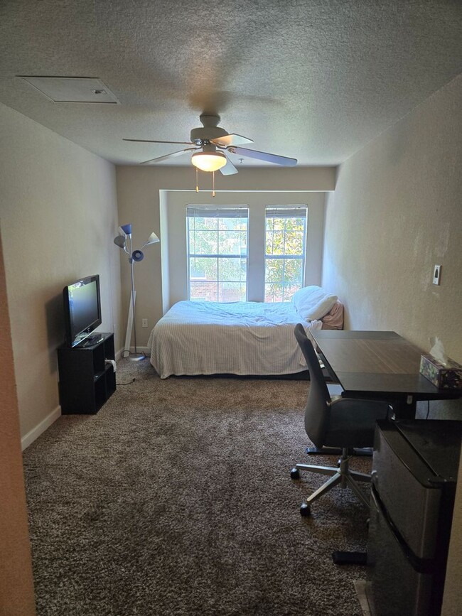 Building Photo - Room for rent in a 4BA/4BR condo walking d...