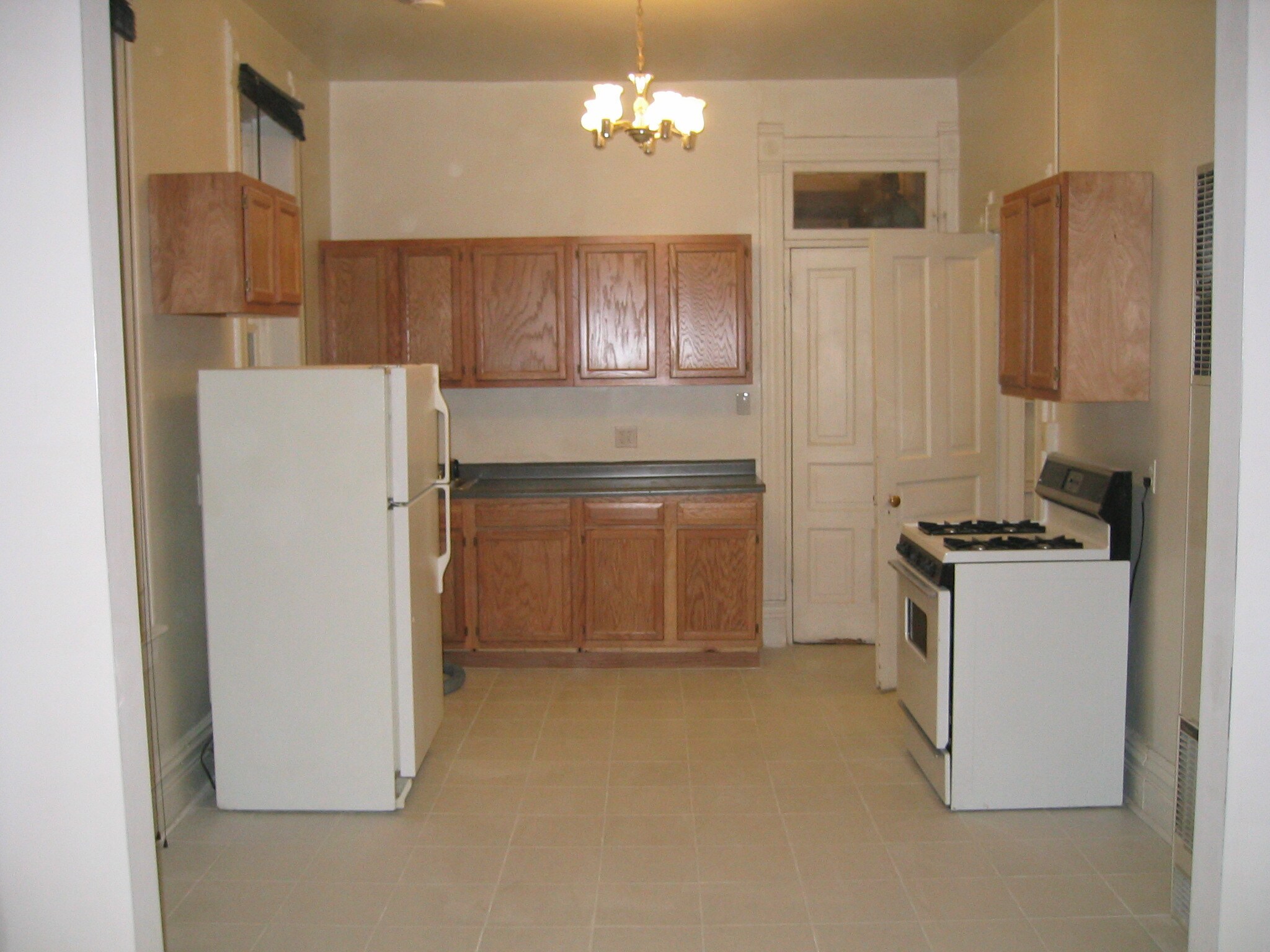 Tiled eat in kitchen - 1507 N Elston Ave