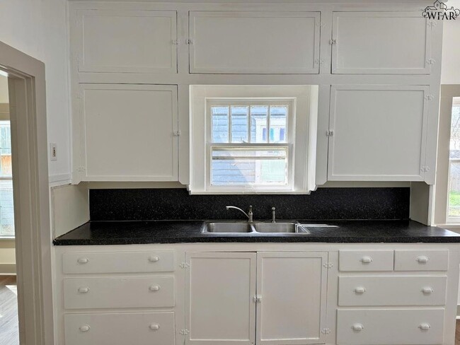 Building Photo - 1810 7th St