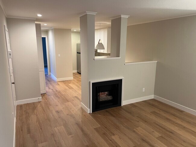 Building Photo - 2742 Oak Rd