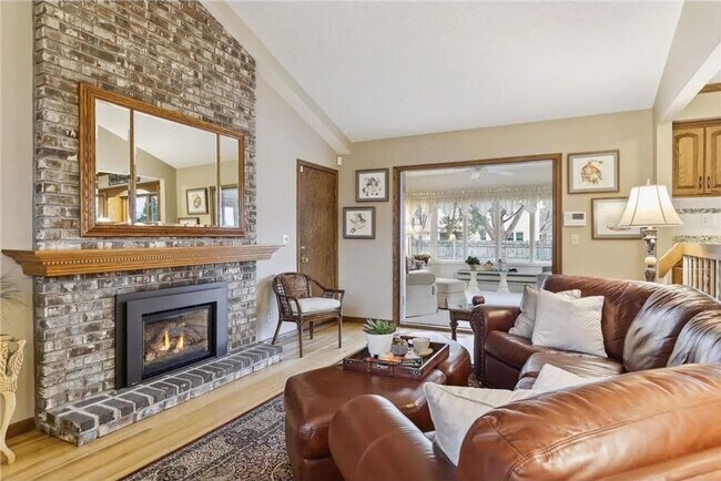 Building Photo - Charming 3-bedroom, 2-bathroom home located in the heart of Woodbury