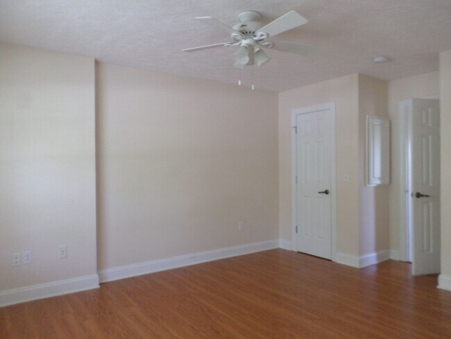 Building Photo - 3 Bedroom 2 Bath Townhouse