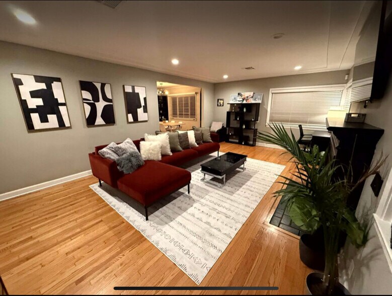 Primary Photo - 404 S Beachwood Dr