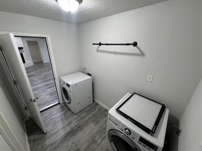Building Photo - 3227 Fernrock Dr